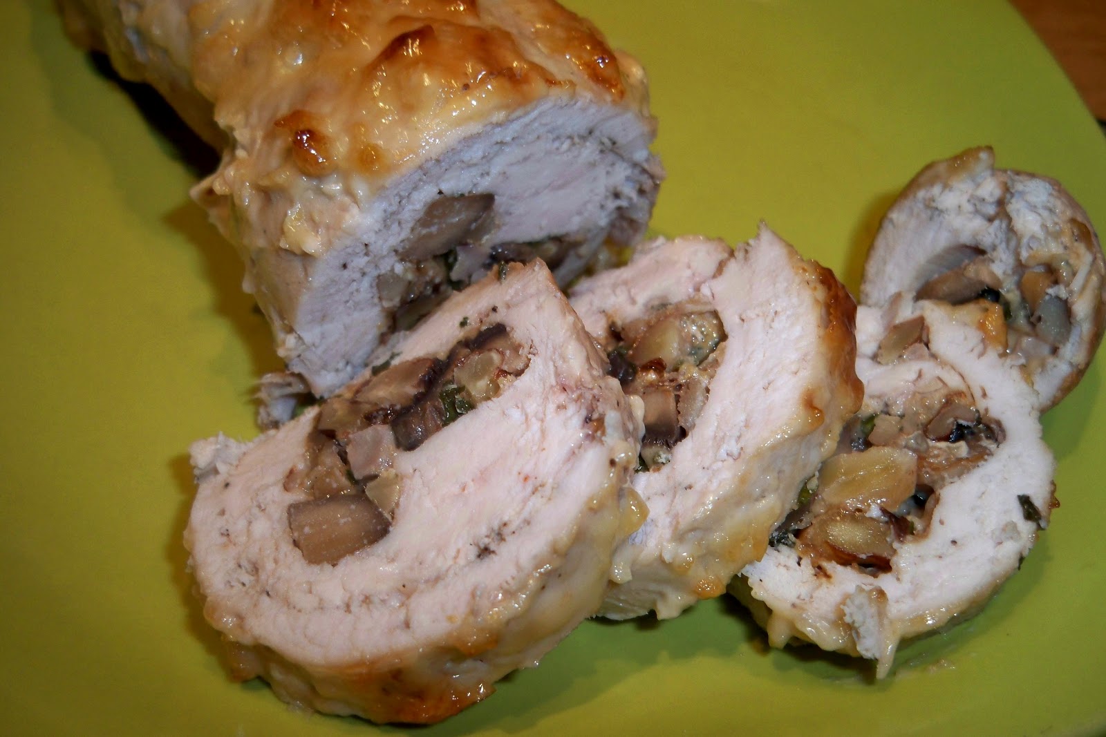 Куриный рулет с грибами и чесночными стрелками